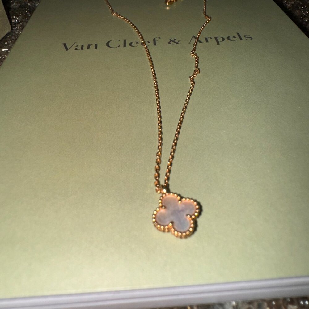 Van Cleef & Arpels Gold and White Clover Necklace - Picture 4 of 4